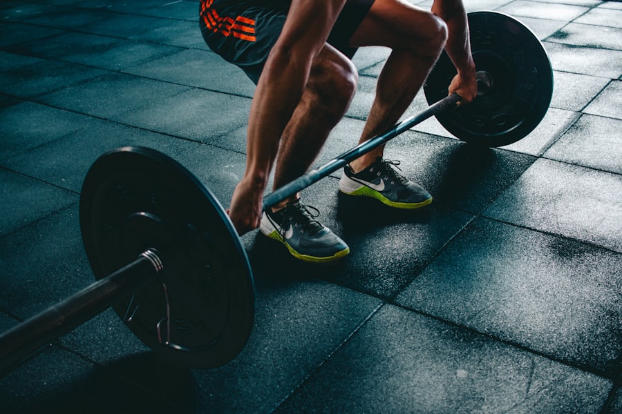 Sportovec při mrtvém tahu s olympijskou činkou